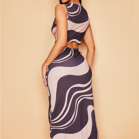 PRETTYLITTLETHING Abstract Ribbed Maxi Dress - Picture 3 of 6